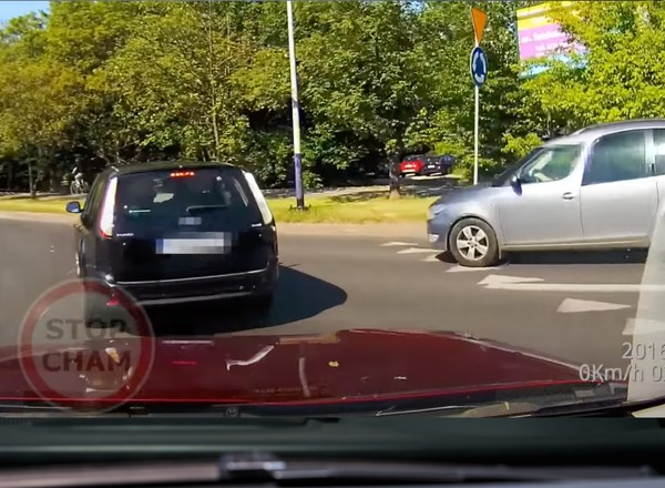 Nieświadomy kierowca czy próba wyłudzenia? To nagranie to prawdziwa "perełka"