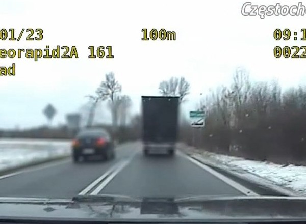 Nie wiedział, kogo wyprzedza na podwójnej ciągłej. Słono za to zapłacił [WIDEO]