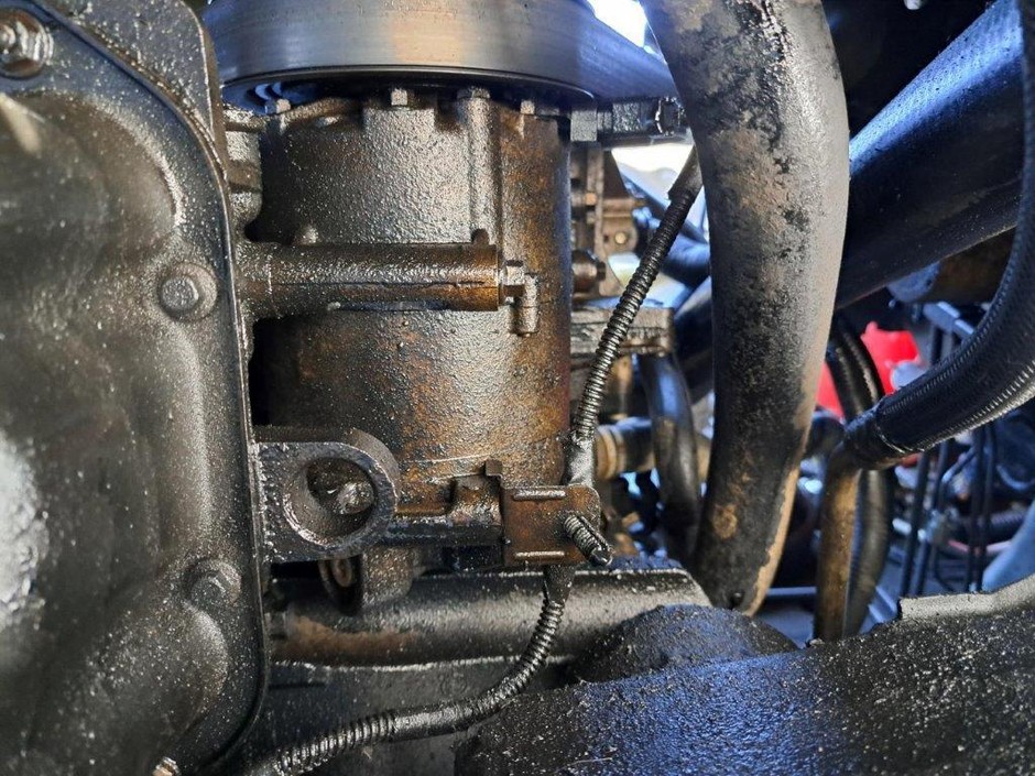 Kontrola ITD autobusu przewożącego dzieci do szkoły (województwo dolnośląskie; maj 2024 r.): silnik mokry od wyciekającego paliwa