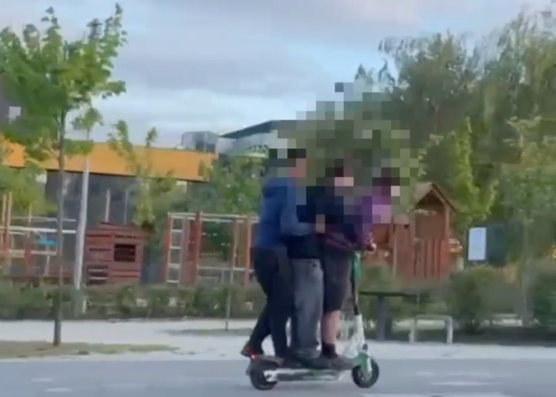 Trzy osoby na hulajnodze elektrycznej