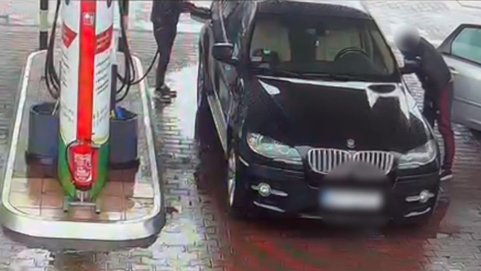 Moment kradzieży plecaka na stacji paliw pod Piasecznem