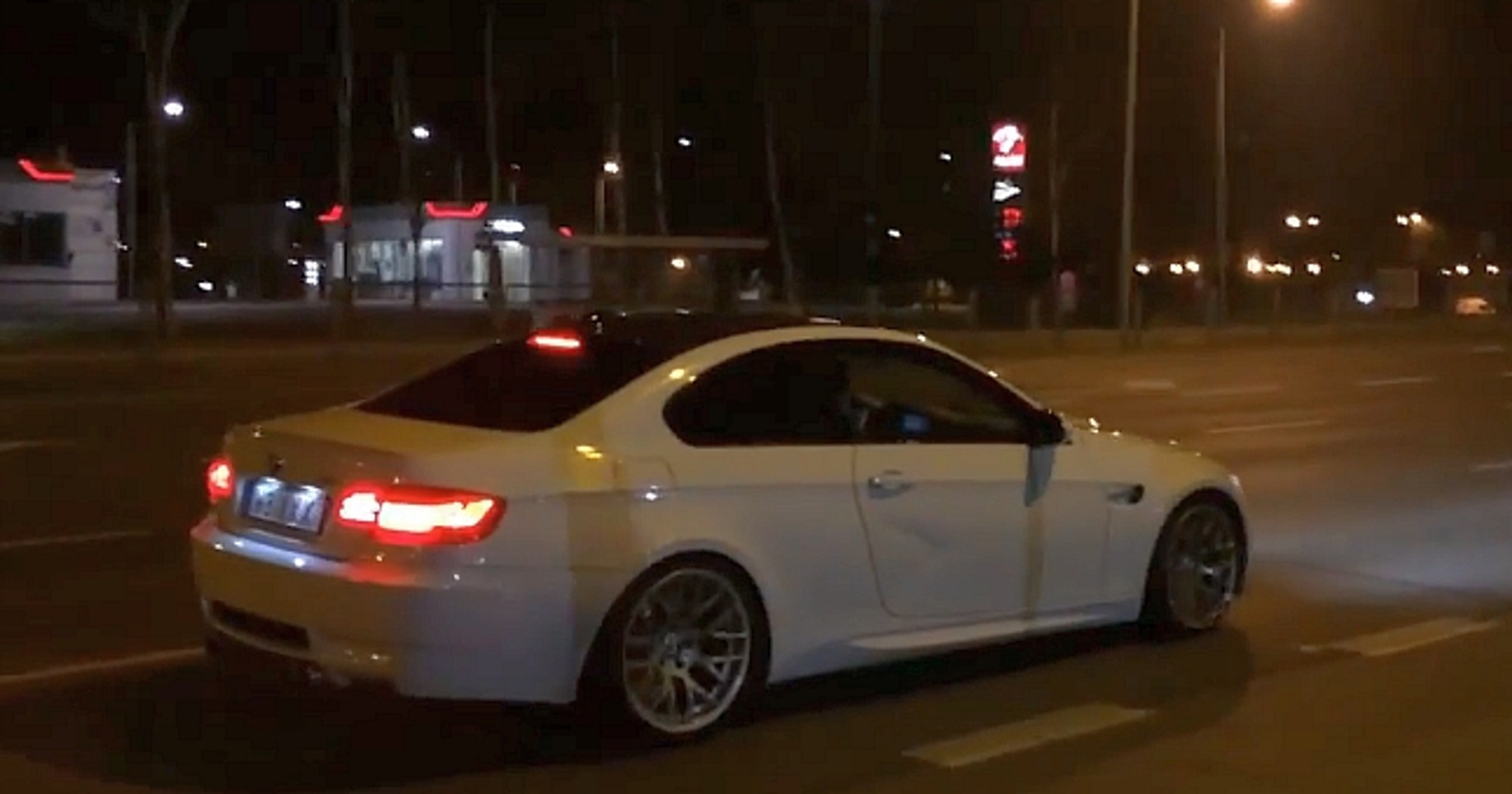 Frog w białym BMW M3