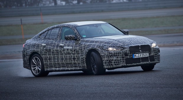 BMW i4 już jeździ – podobno „jak każde prawdziwe BMW”!