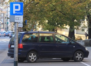 Większa strefa płatnego parkowania i wyższe kary za brak opłaty w Warszawie