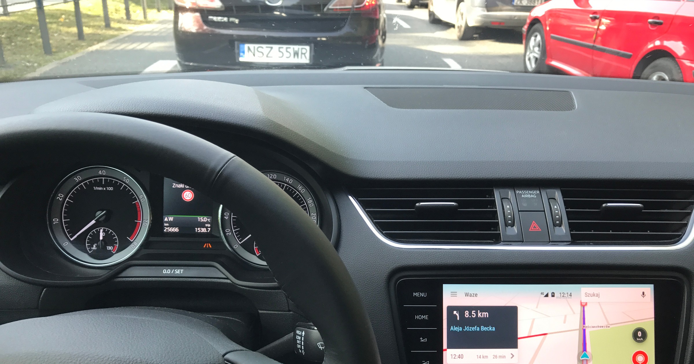 Nawigacja Waze w ramach Android Auto dobrze informowała o utrudnieniach drogowych. Skoda Octavia
