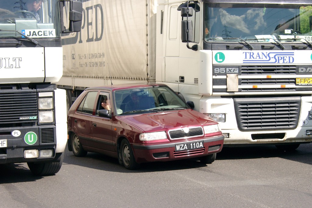 Uwaga, ciężarówka! Czyli - Duży widzi mniej!