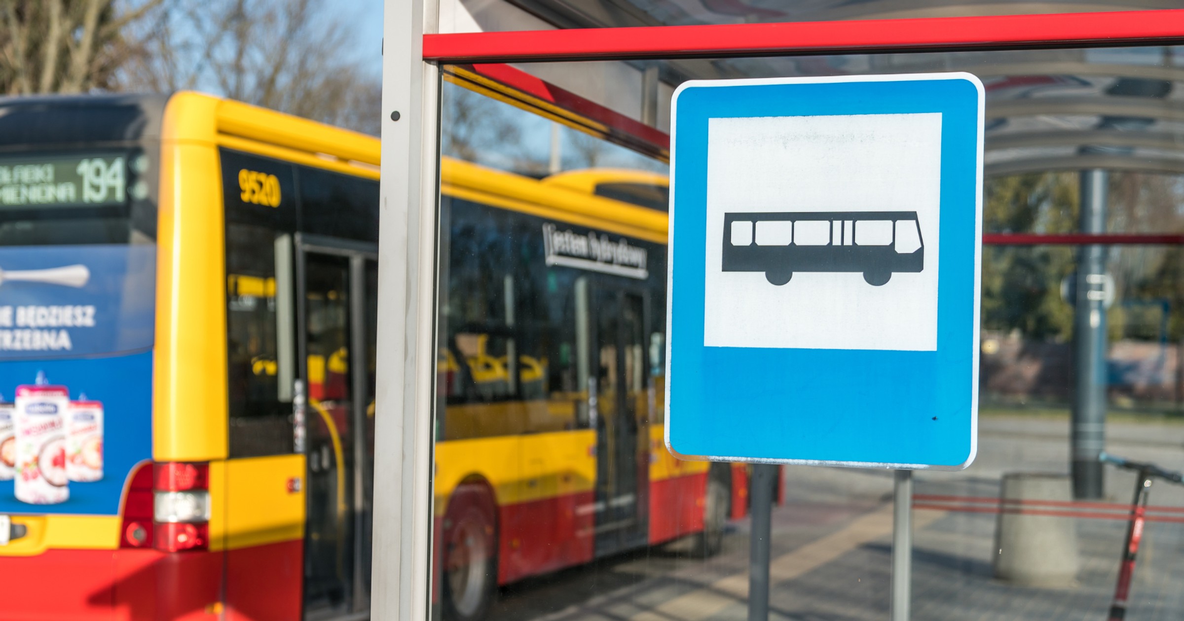 Zatrzymywanie się na przystankach. Co na to przepisy ruchu drogowego?