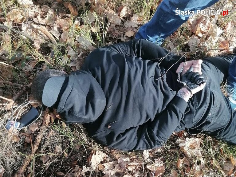 Uciekali skradzionym Range Roverem. Policjanci ruszyli w pościg. Padły strzały