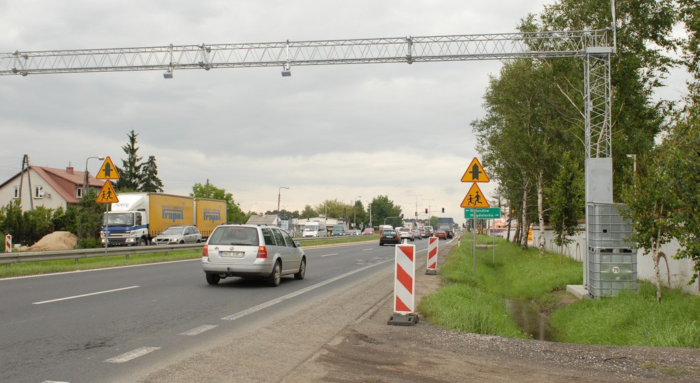 Bramownica na kamery do monitoringu wizyjnego przy drodze