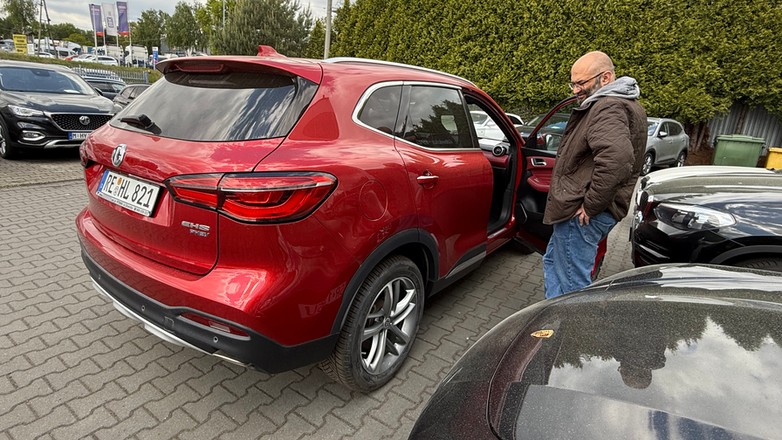 Czerwone używane MG EHS z przebiegiem 71 tys. km za 83 tys. 900 zł