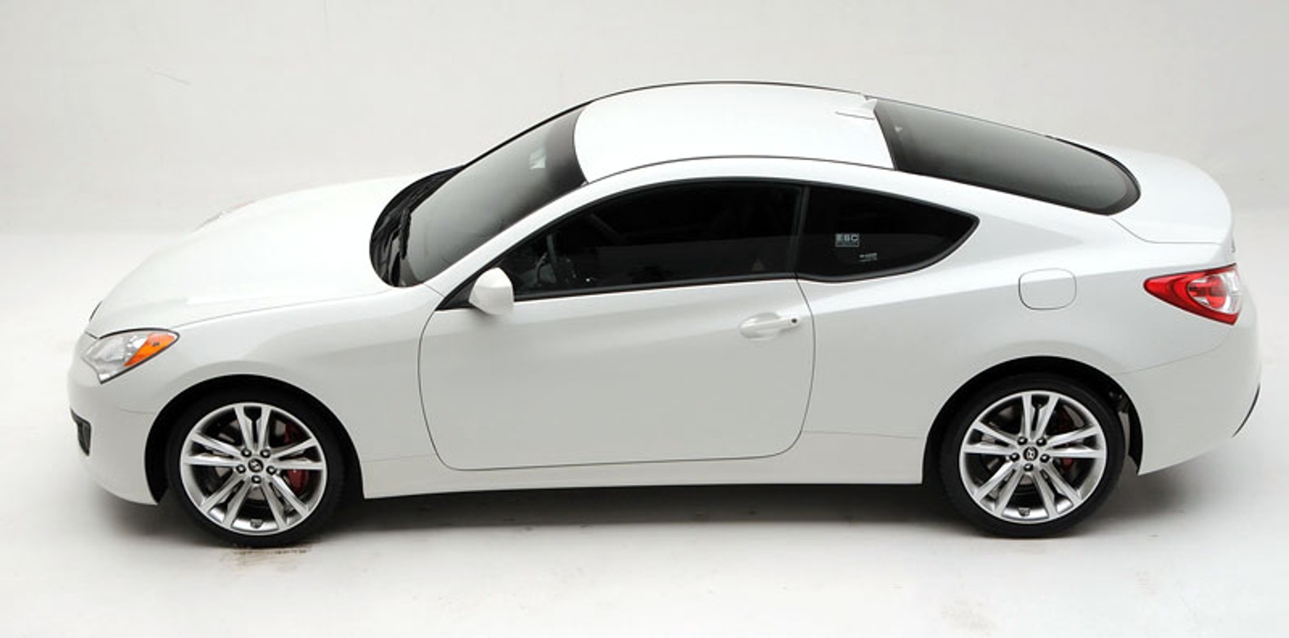 Hyundai Genesis R-Spec – bardziej sportowy