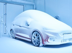 Ford: śnieg w sierpniu a upał w grudniu
