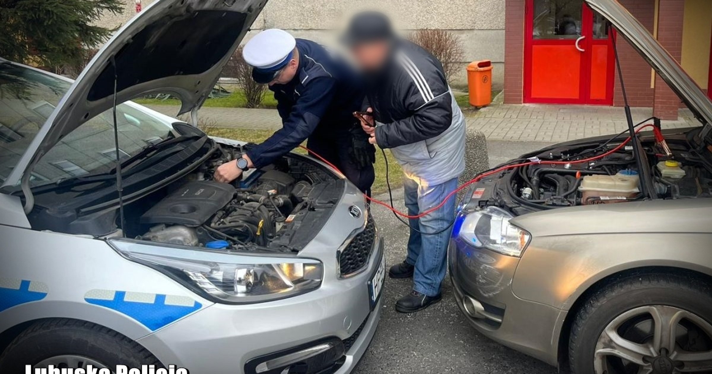 Policjanci pomogli starszemu mężczyźnie uruchomić samochód