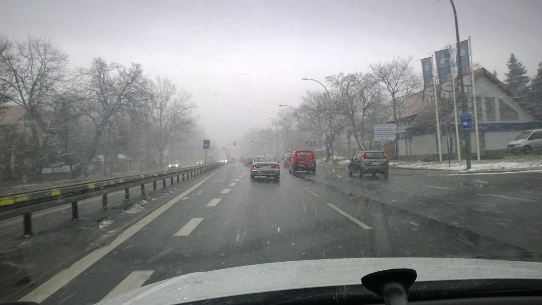 Według NaviExpert podczas pierwszych opadów śniegu ruch w miastach zwolnił w zeszłym roku o 30%.