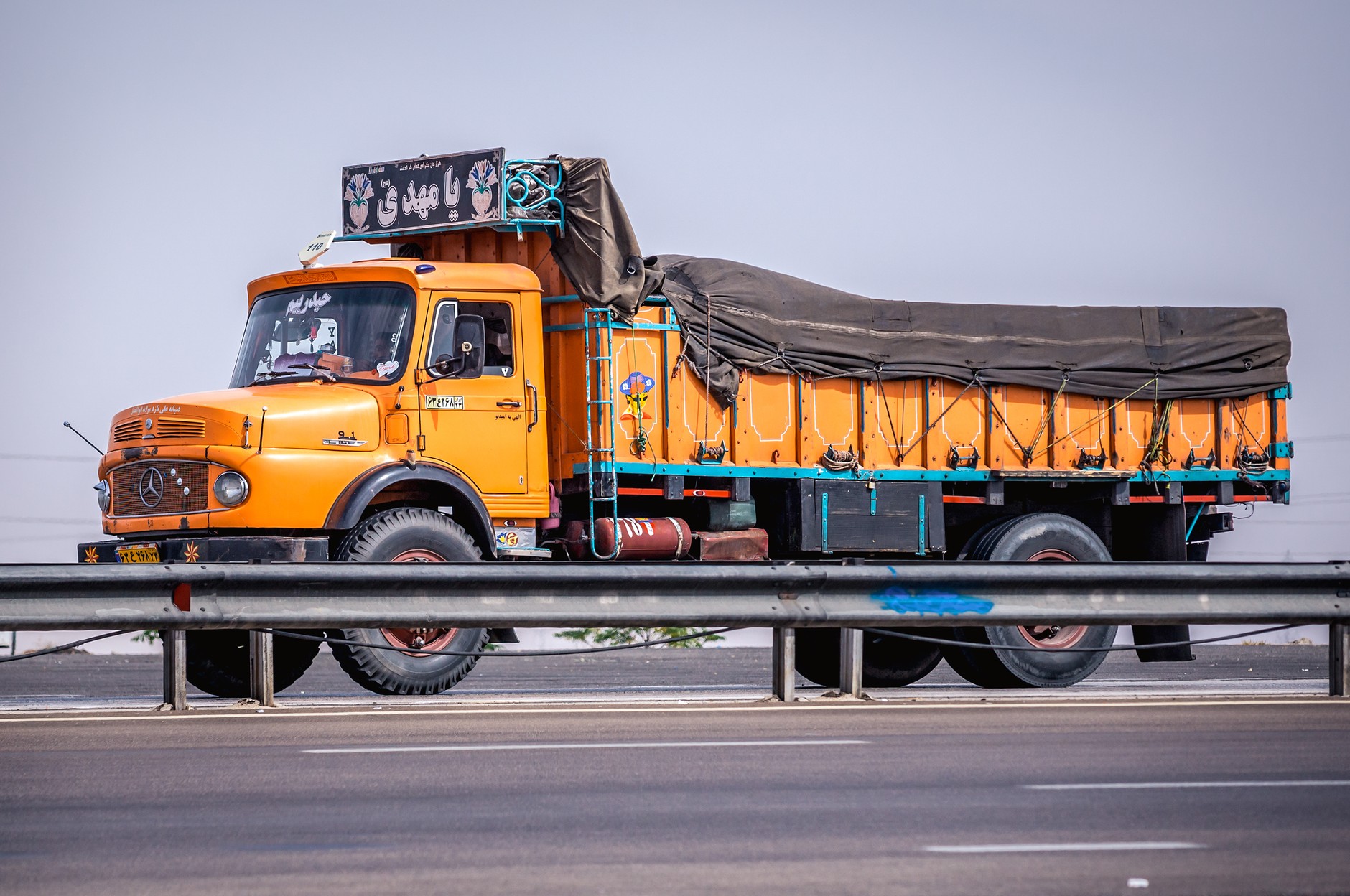 Klasyczne ciężarowe Mercedesy z silnikiem przed kabiną nie tylko wciąż są używane w wielu rejonach świata, ale po kilkudziesięciu latach od zakończenia ich produkcji w Niemczech, wciąż są wytwarzane w Iranie. 