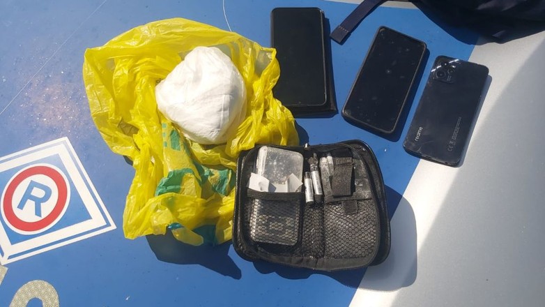 Obraz pochodzący z serwisu https://swietokrzyska.policja.gov.pl/kie/dzialania-policji/aktualnosci/70102,Zatrzymany-po-poscigu-z-narkotykami-trafil-do-aresztu.html