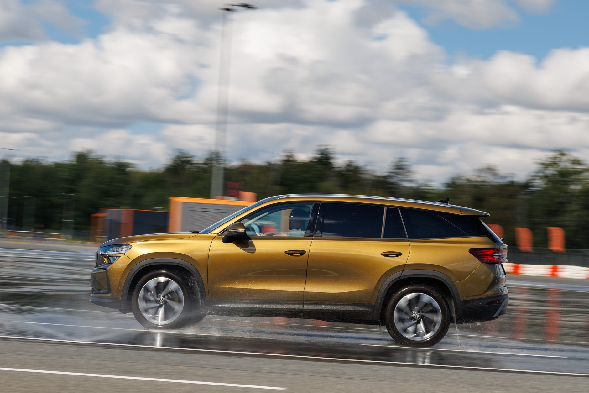 Skoda Kodiaq podczas próby na mokrym zakręcie