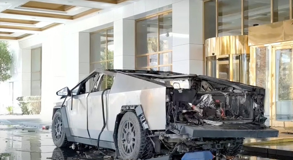 Tesla Cybertruck przed hotelem Donalda Trumpa