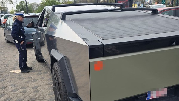 Kierowca Tesli Cybertruck zatrzymany przez policję