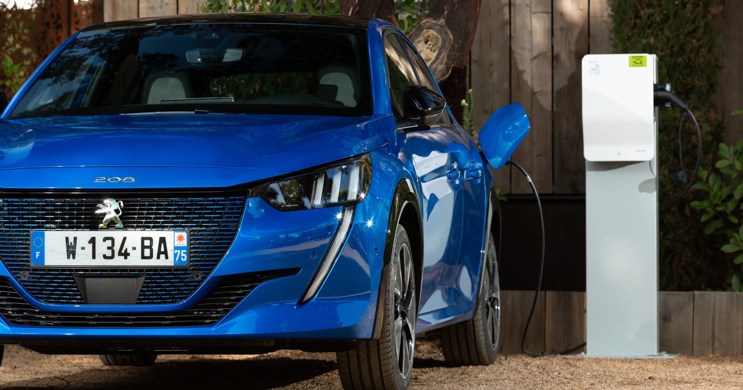 Peugeot e-208 podczas ładowania
