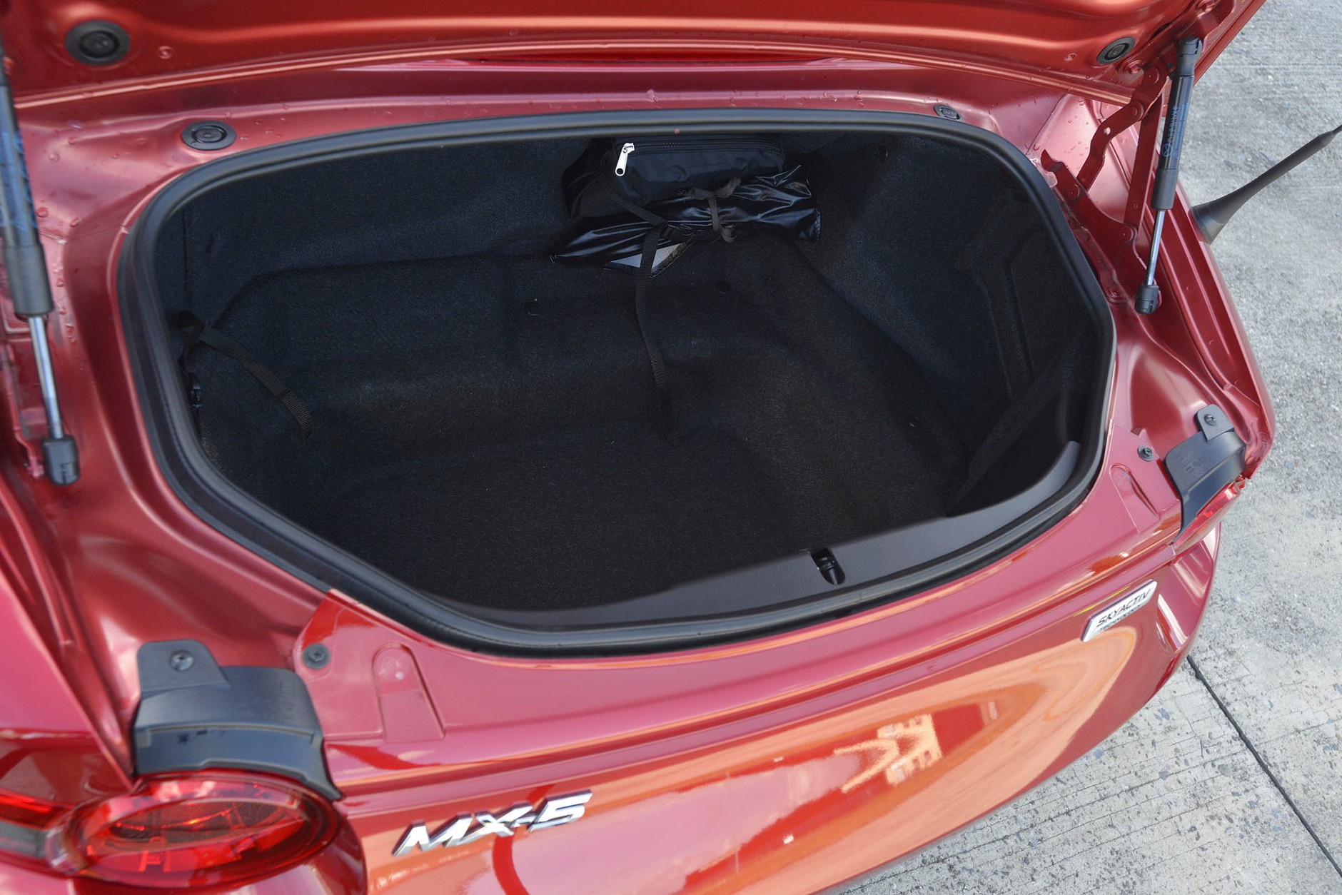 Mazda MX-5 kontra Fiat 124 Spider - takie same, a jednak inne