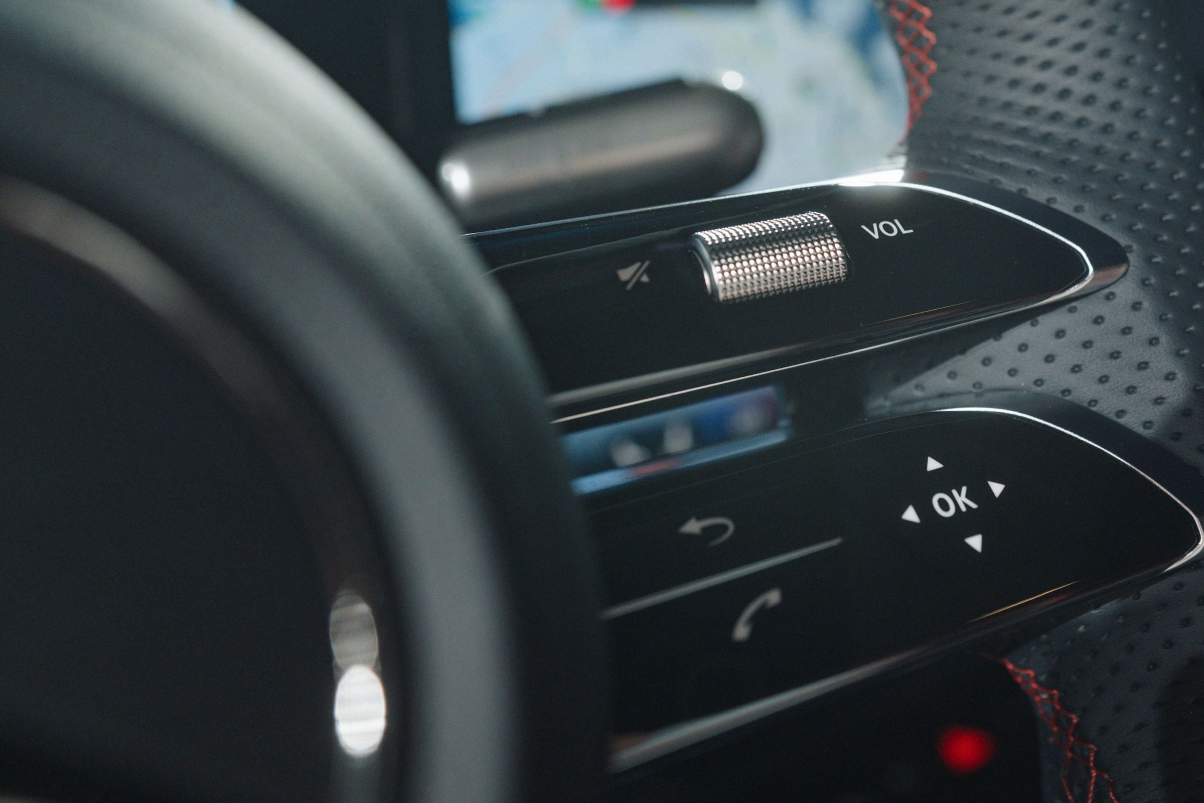 Mercedes porzuca sensory dotykowe i przeprasza się z przyciskami. Producent przyznaje, iż czasem "są lepsze"