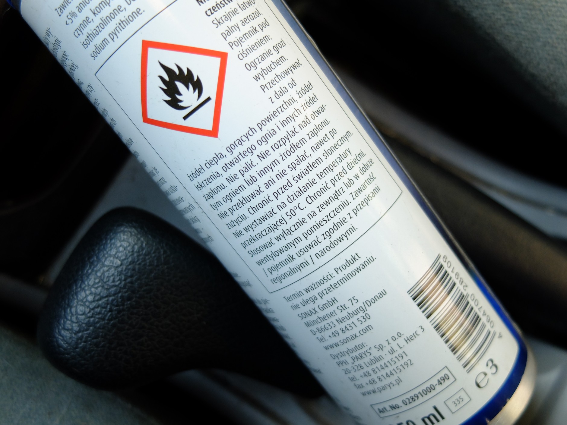 Upały: tych rzeczy lepiej nie zostawiać w aucie