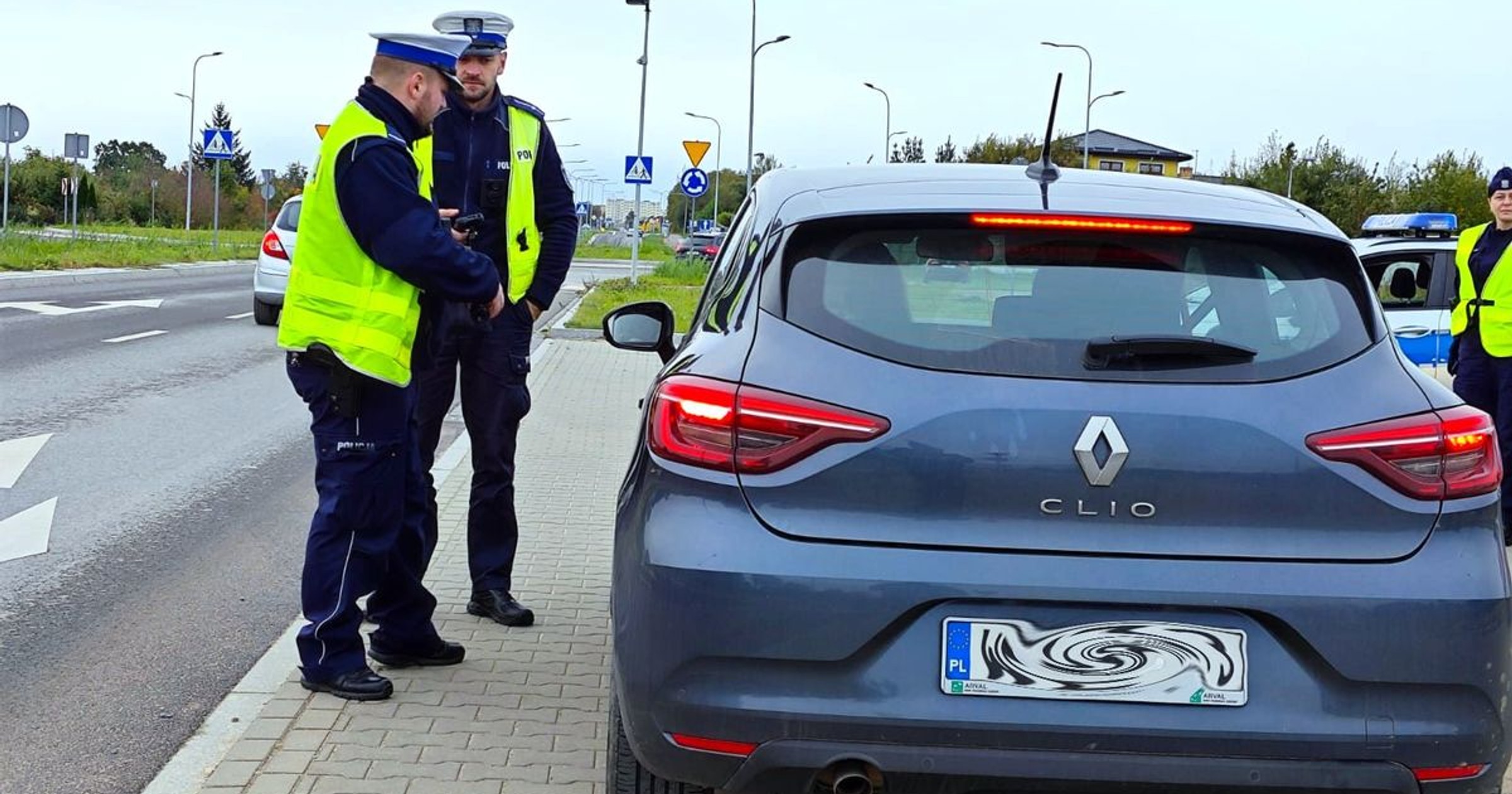 Policjanci sprawdzają zawartość bagażników osób jadących na groby