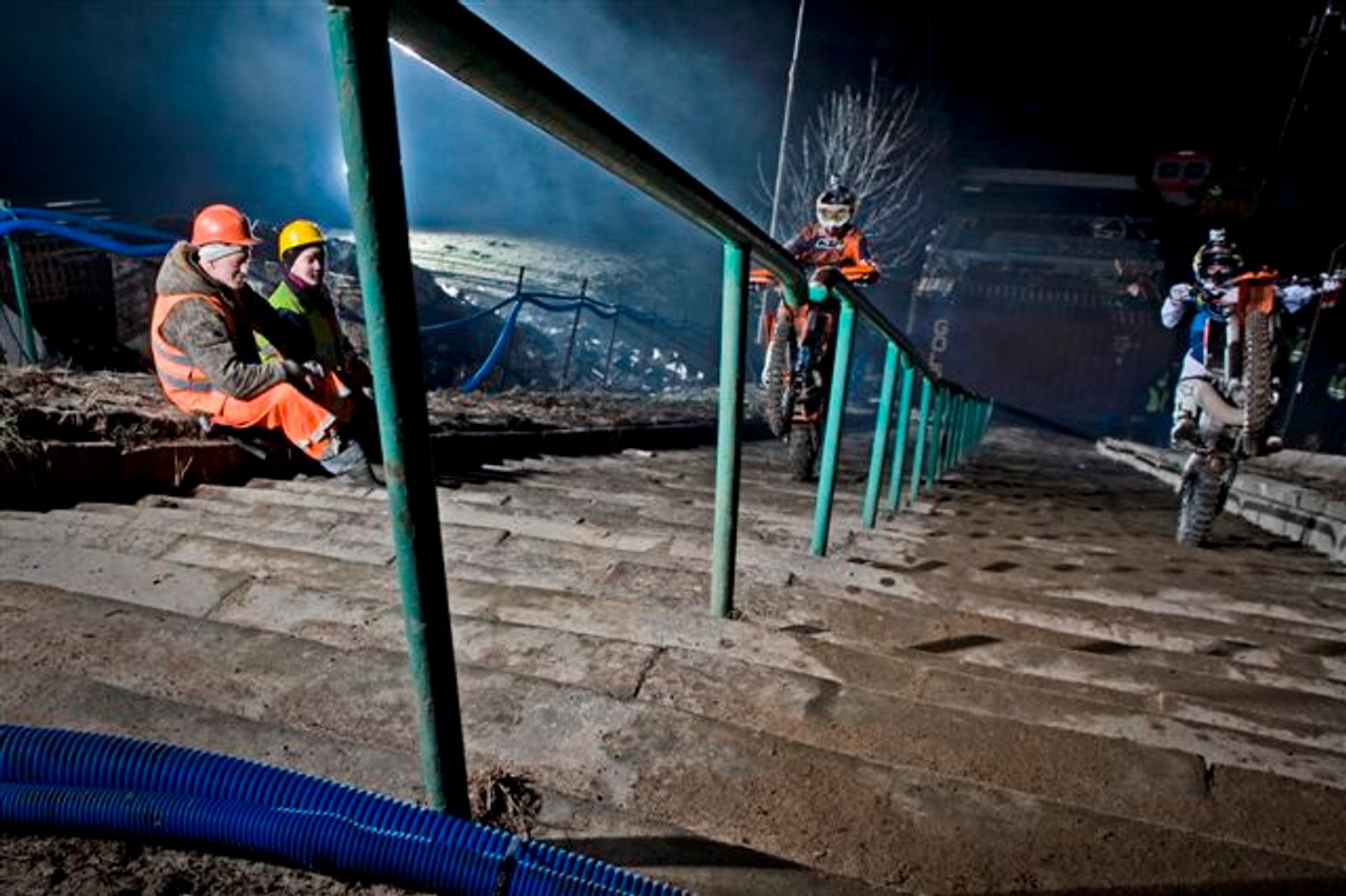 Budowa stanęła - nocne pojedynki na Stadionie Narodowym w Warszawie!