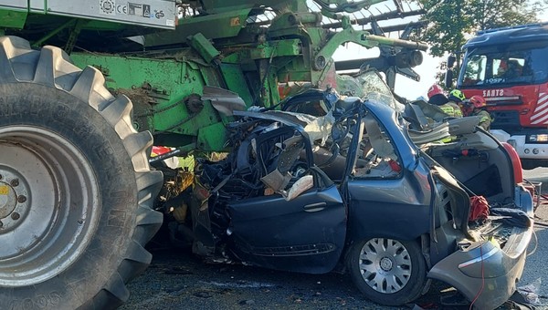 Tragedia pod Siedlcami. Kierowca Citroena był bez szans w starciu z kombajnem