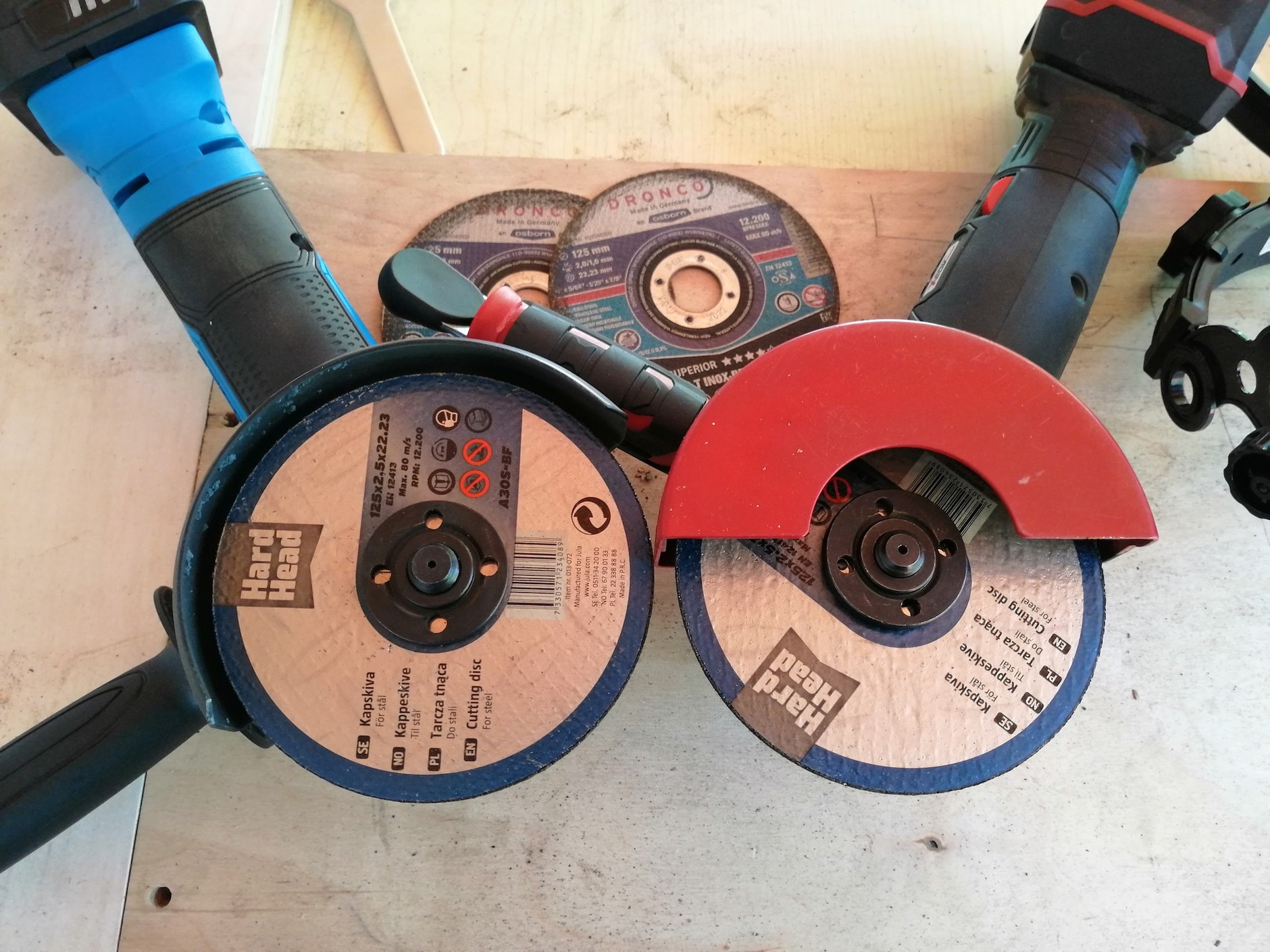 Szlifierki wyposażaliśmy w takie same tarcze tnące