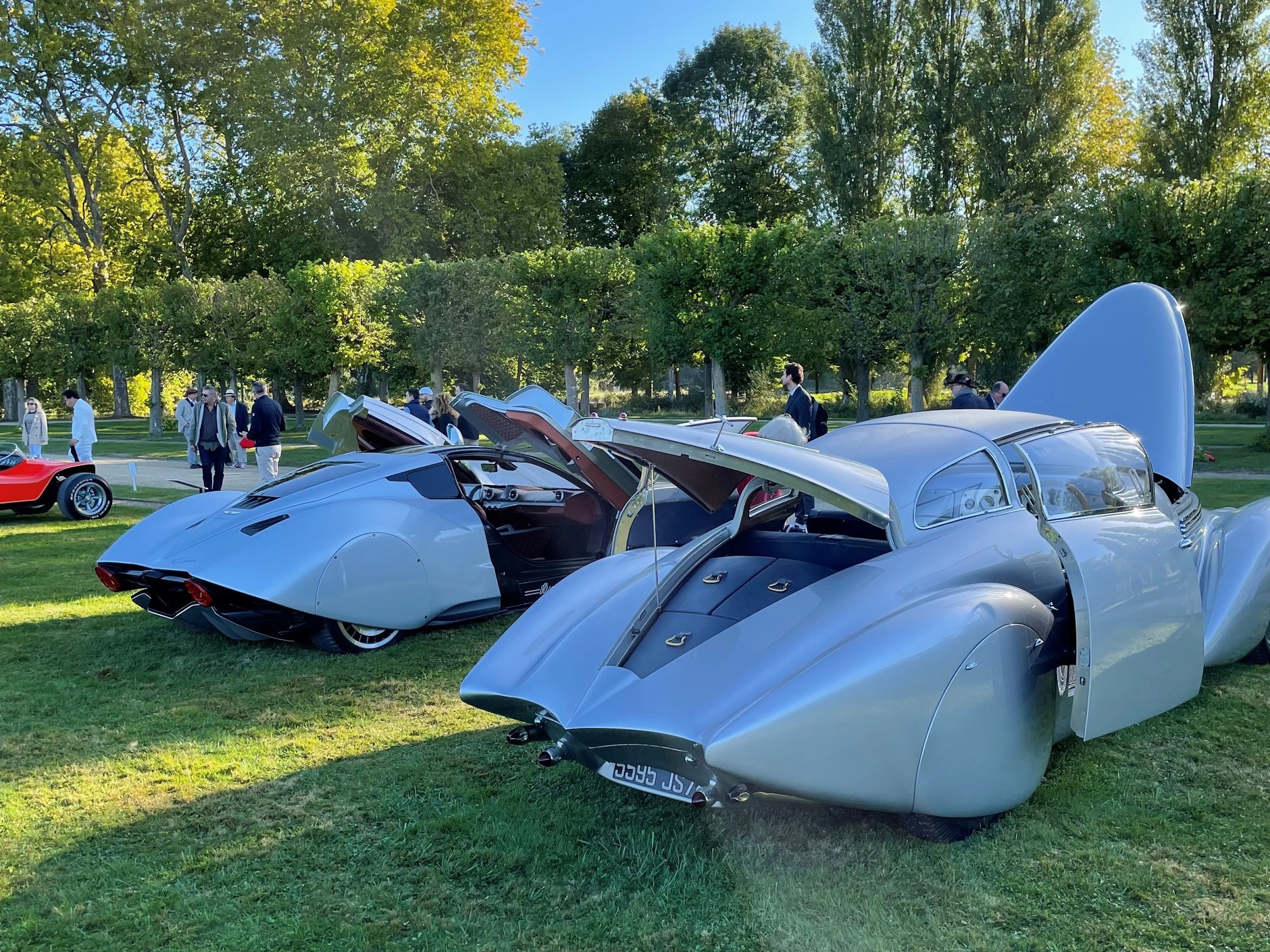 Samochody Hispano Suiza. Dzieli je 81 lat, łączy wspólne DNA