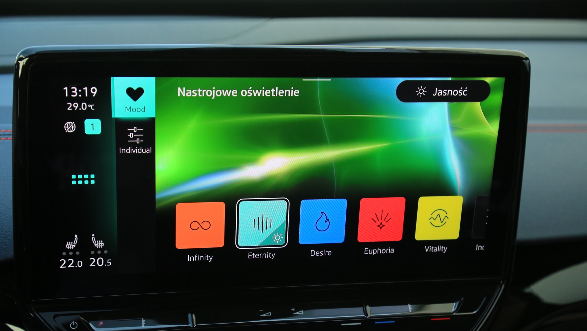Jak przystało na nowoczesne aut z cyfrowym wnętrze także w elektrycznym SUV-ie Volkswagena możemy zmieniać kolorystykę nastrojowego oświetlenia.
