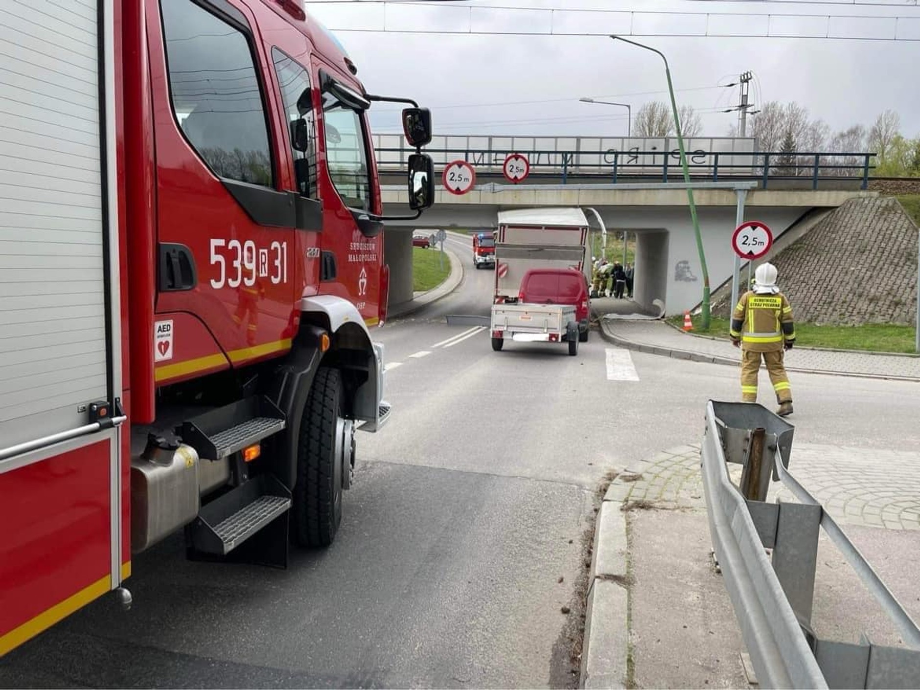 Ciężarówka wjechała pod wiadukt i już spod niego nie wyjechała