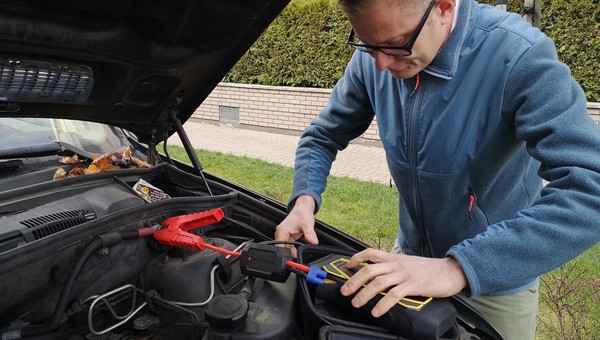To małe pudełko uruchamia auto z rozładowanym akumulatorem. Ale jest haczyk