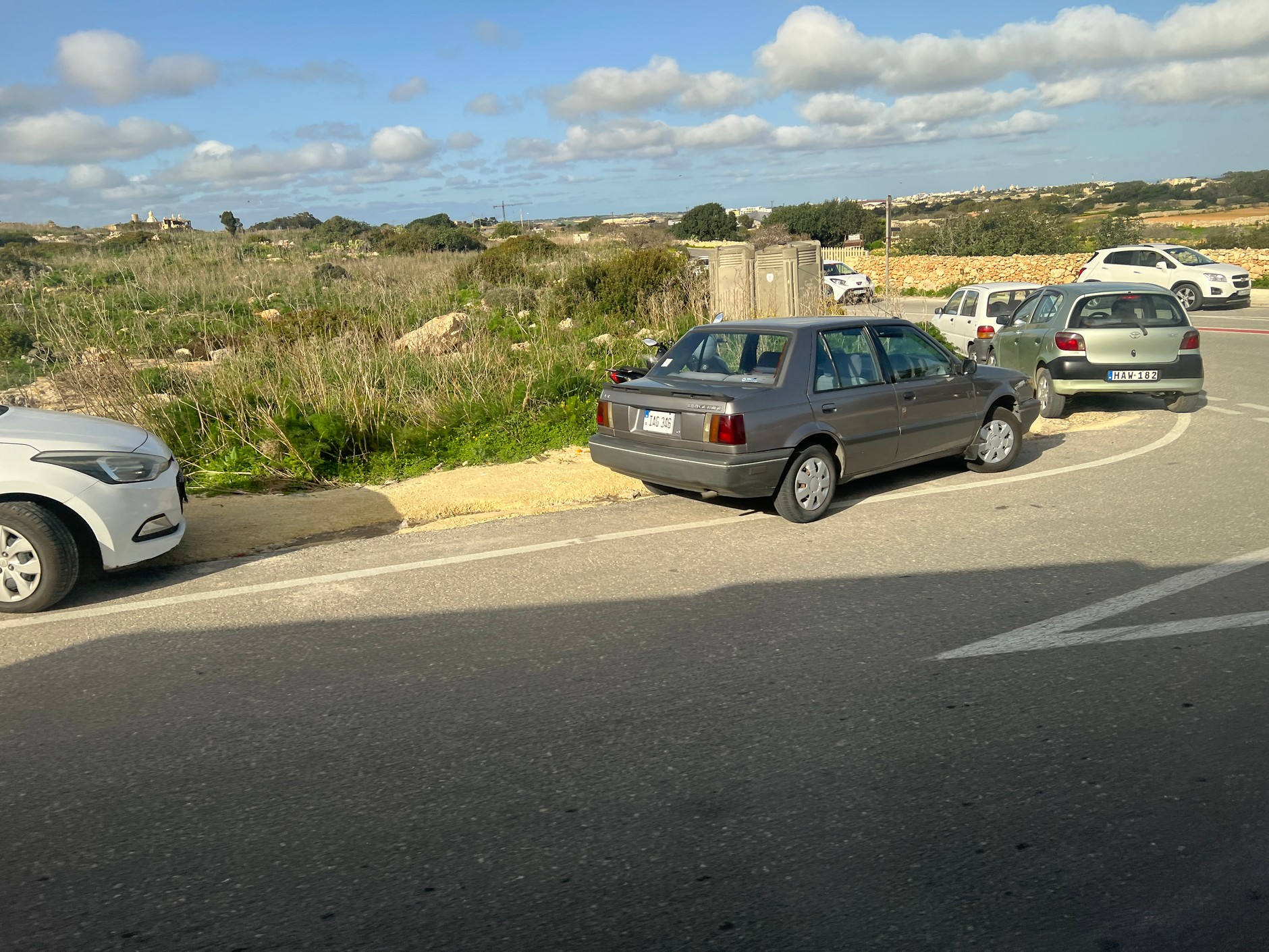 W pobliżu miejsc chętnie odwiedzanych przez turystów kierowcy parkują gdzie tylko się da