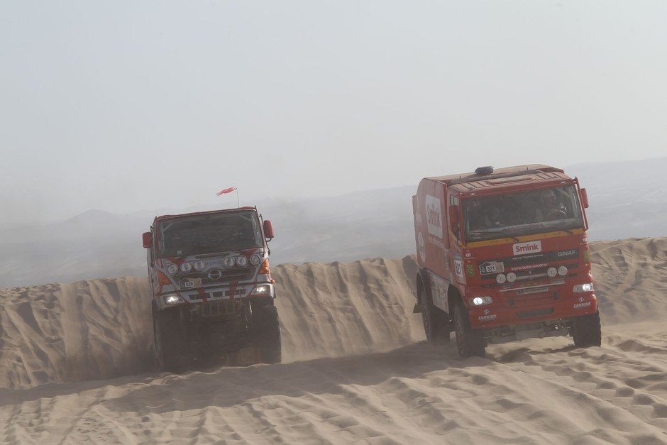 Dakar 2013: Hołowczyc zawiedziony, Sainz utknął na wydmach (2. etap, wyniki, galeria)