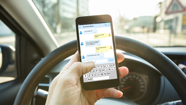 Niemcy chcą łapać kierowców korzystających z telefonów. Zastosują do tego specjalną technologię