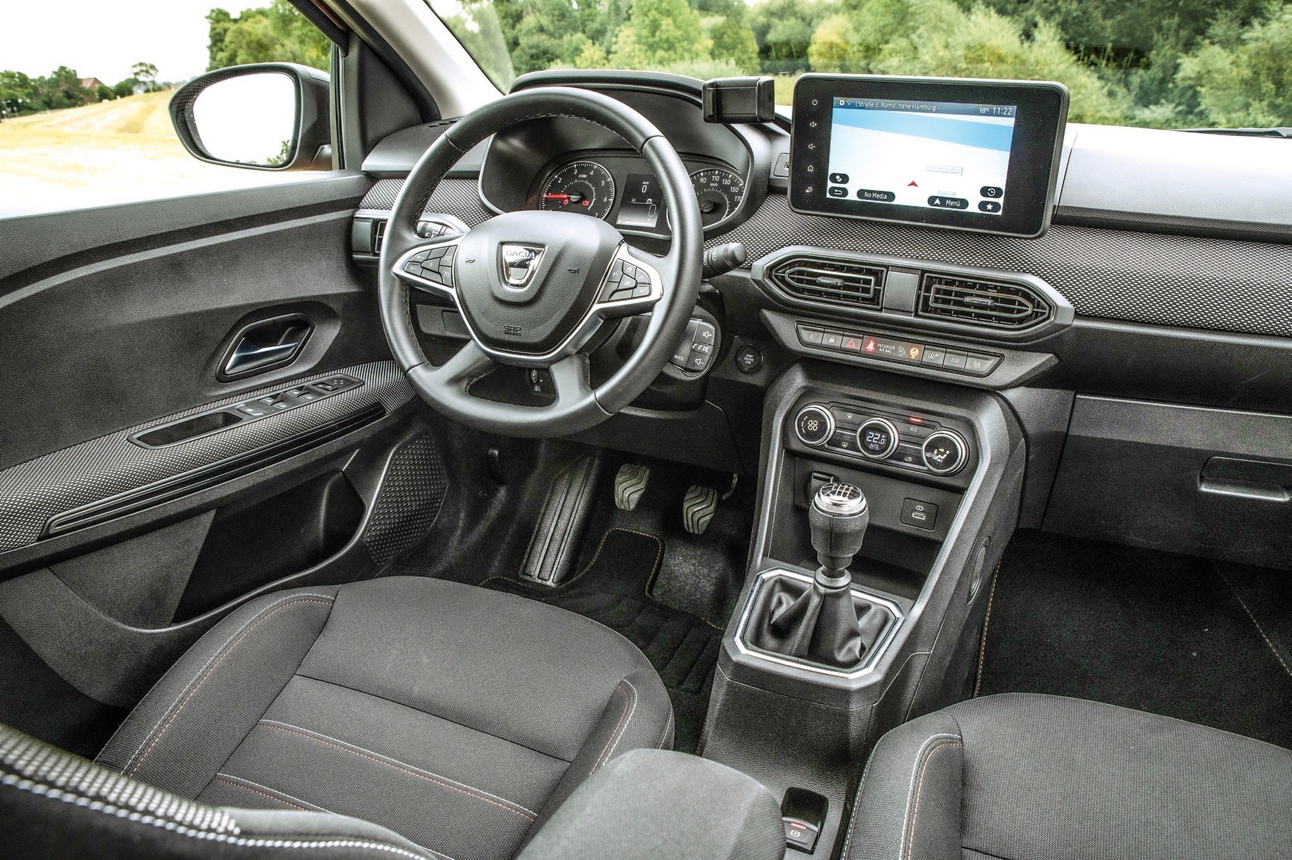 Dacia Jogger 2022: prosta, intuicyjna obsługa, bajecznie ergonomiczny panel klimatyzacji podwyższa bezpieczeństwo jazdy. To dobrze, bo na pokładzie prawie nie ma asystentów.