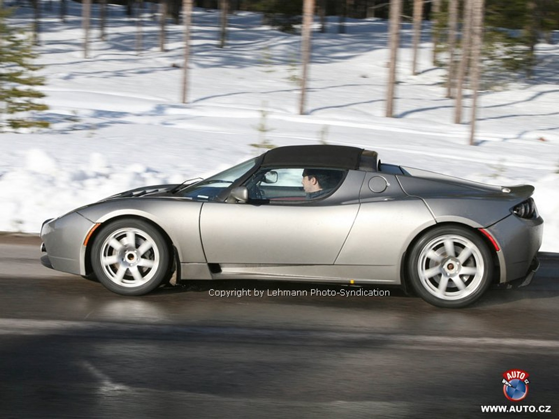 Zdjęcia szpiegowskie: Tesla Roadster podczas testów za kołem podbiegunowym