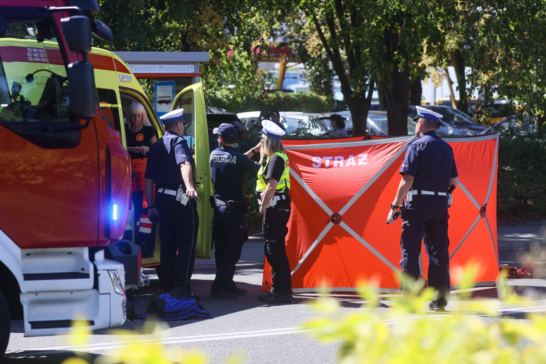 Samochód wjechał w przystanek na warszawskim Mokotowie. Dwie osoby nie żyją