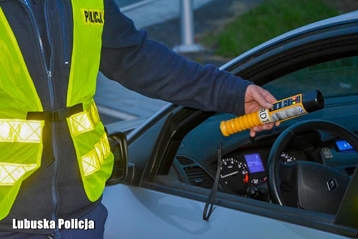 Szybkie alkomaty przesiewowe przyspieszają pracę policjantów. Po stwierdzeniu obecności alkoholu w wydychanym powietrzu funkcjonariusze sięgają po urządzenie, które precyzyjnie określa zawartość alkoholu w organizmie