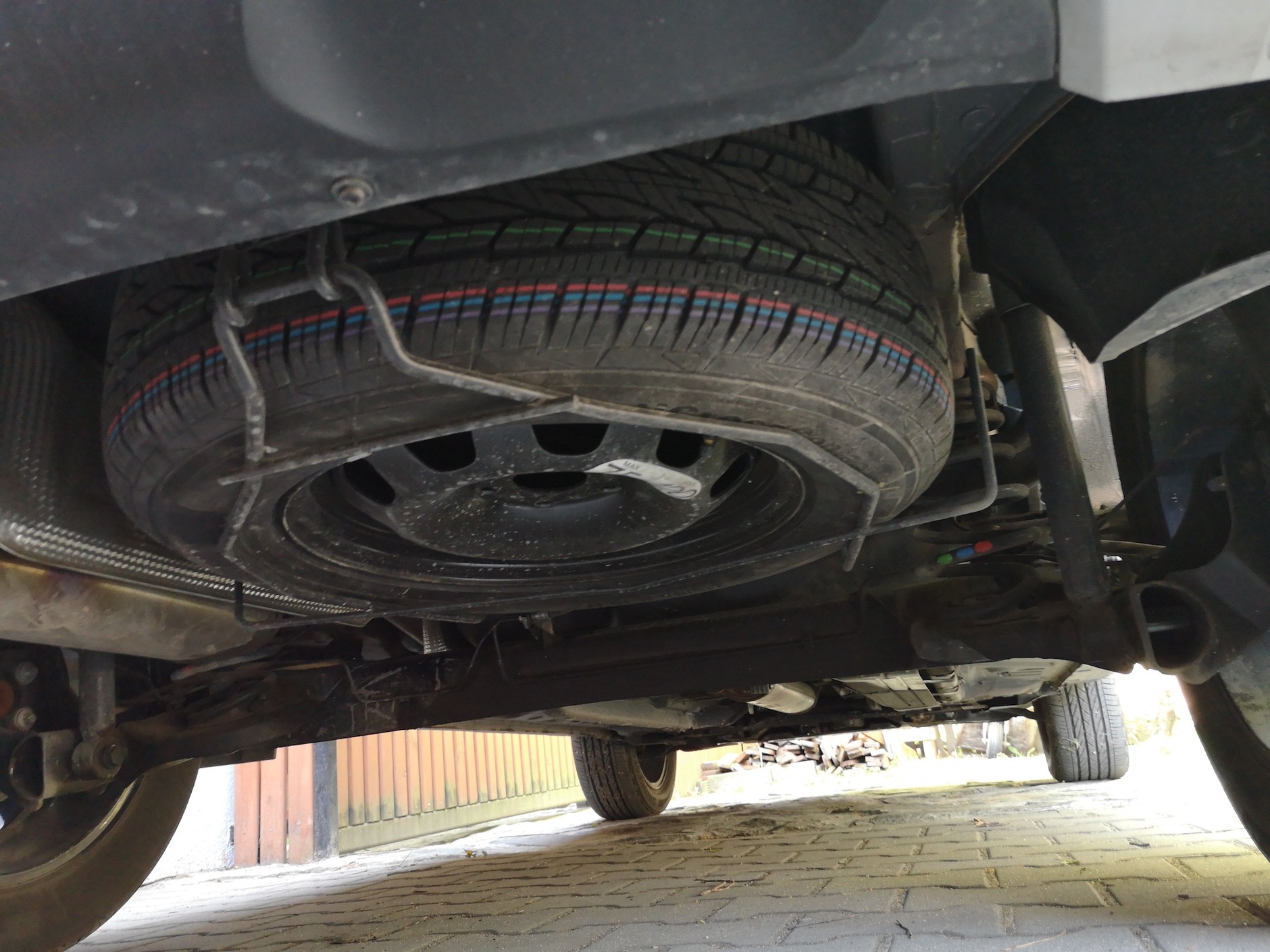 Dacia Duster 1.3 TCe/150: pod wykładziną bagażnika widzimy... blachę – żadnych akumulatorów, subwooferów itp. Koło zapasowe (za dopłatą 400 zł)  dostępne od spodu