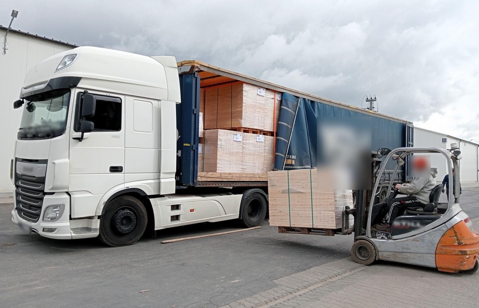 Przeładowany transport sklejki