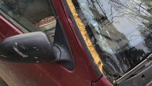 Policjanci byli w szoku. Auto "naprawiono" za pomocą pianki montażowej