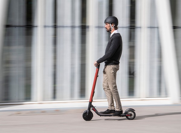 W tym mieście za jazdę elektryczną hulajnogą po chodniku będzie grozić kara więzienia