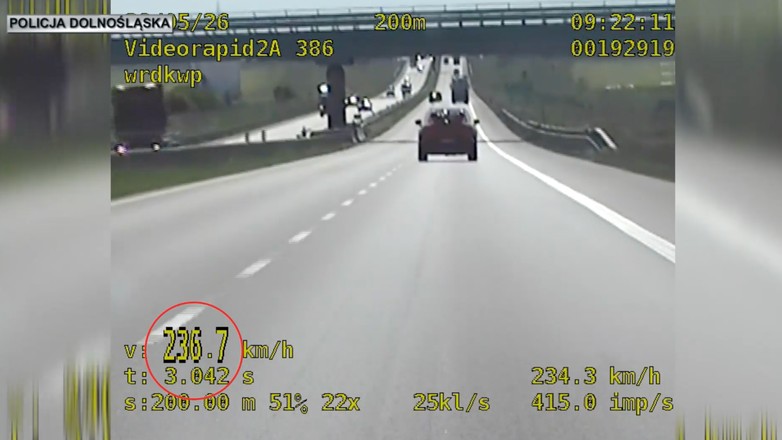 Niemiecki kierowca jechał 236 km na godz. po S8
