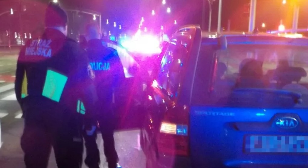 Kierowca zasnął, czekając na zielone światło. Był pijany