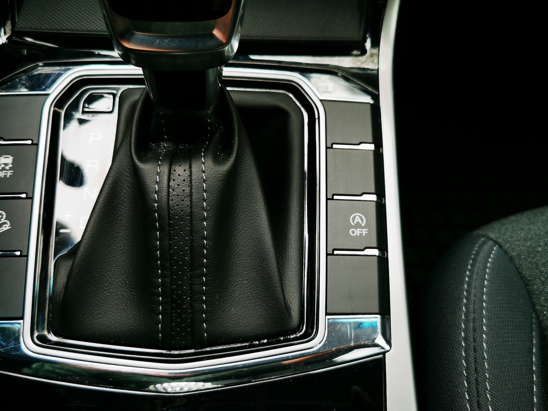 SsangYong Korando 1.5 LPG: wyłącznik systemu start-stop na prawo od lewarka skrzyni biegów to bardzo ważny wyłącznik