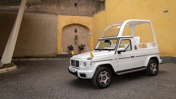 To ostatni Papamobile papieża Franciszka. Wygląda jak auto Jana Pawła II, ale wyróżnia je ważny szczegół